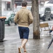 Dos personas caminan bajo la lluvia