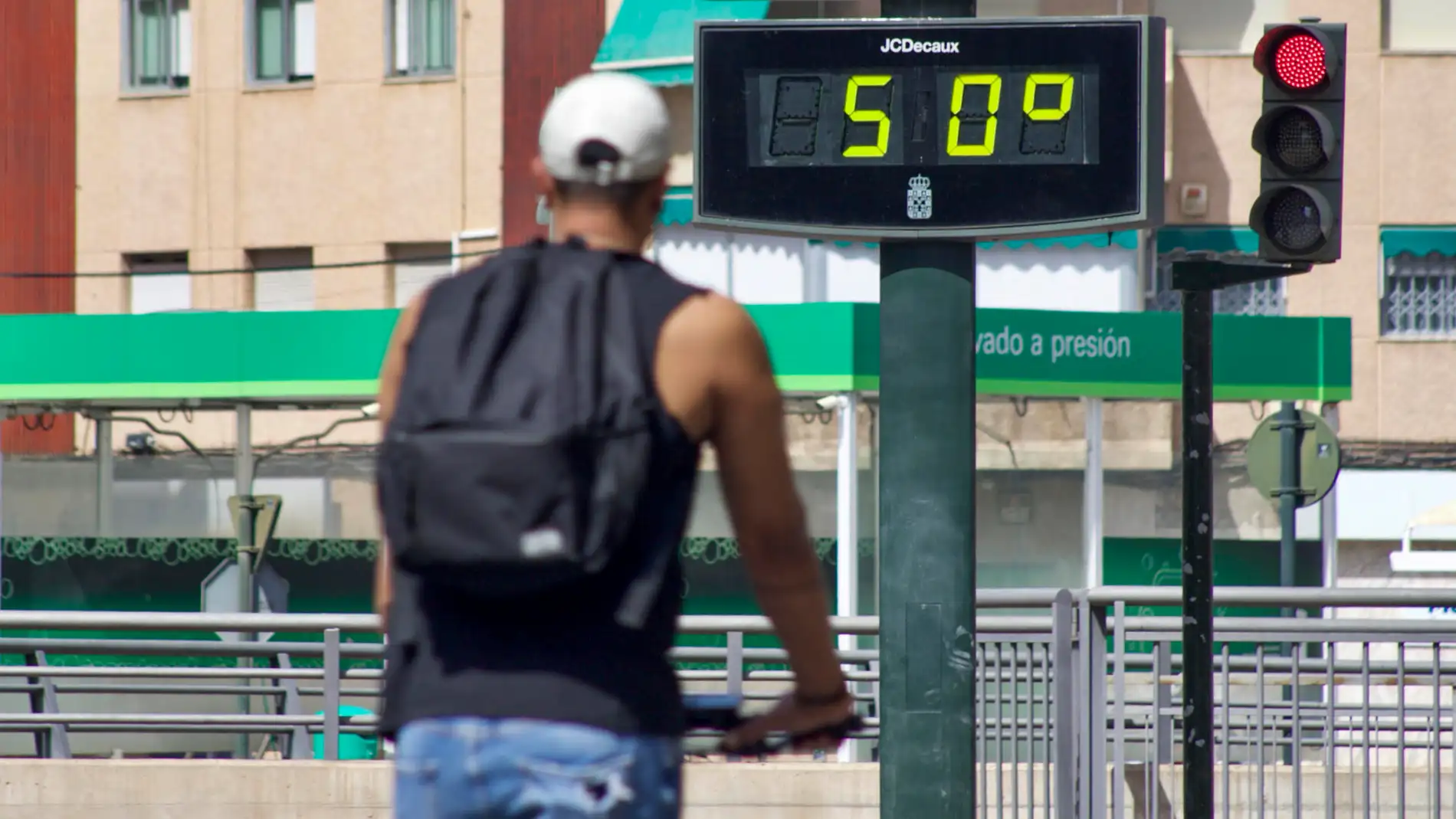 Un termómetro marca 50 grados durante una ola de calor en España