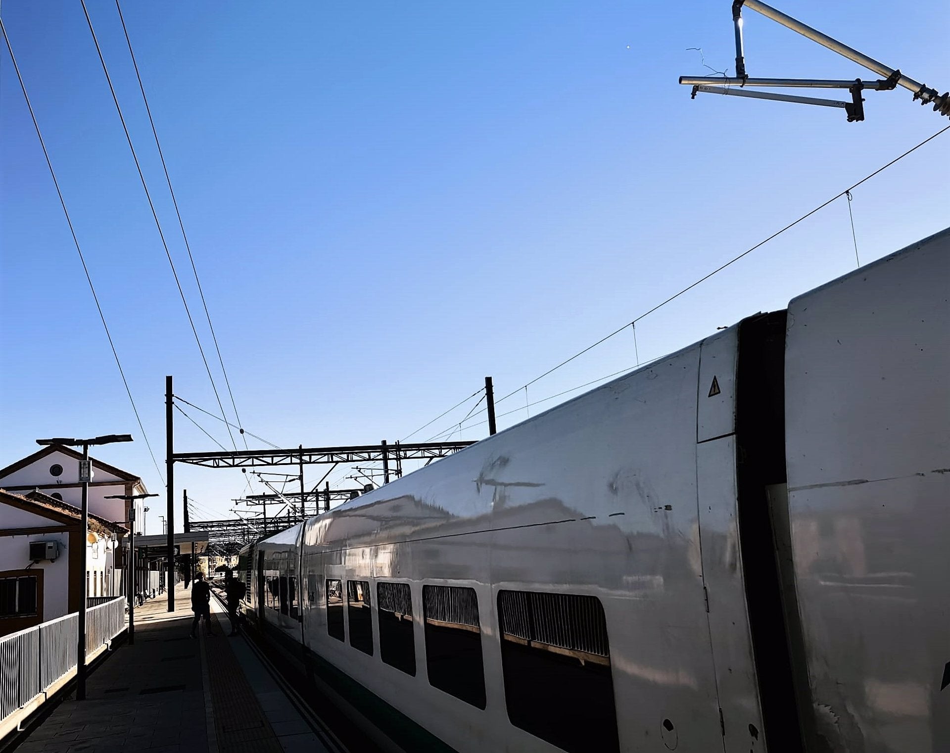 Adif pondrá en tensión 11 kilómetros más de la conexión en alta velocidad a Extremadura el 15 de septiembre Adif pondrá en tensión 11 kilómetros más de la conexión en alta velocidad a Extremadura el 15 de septiembre