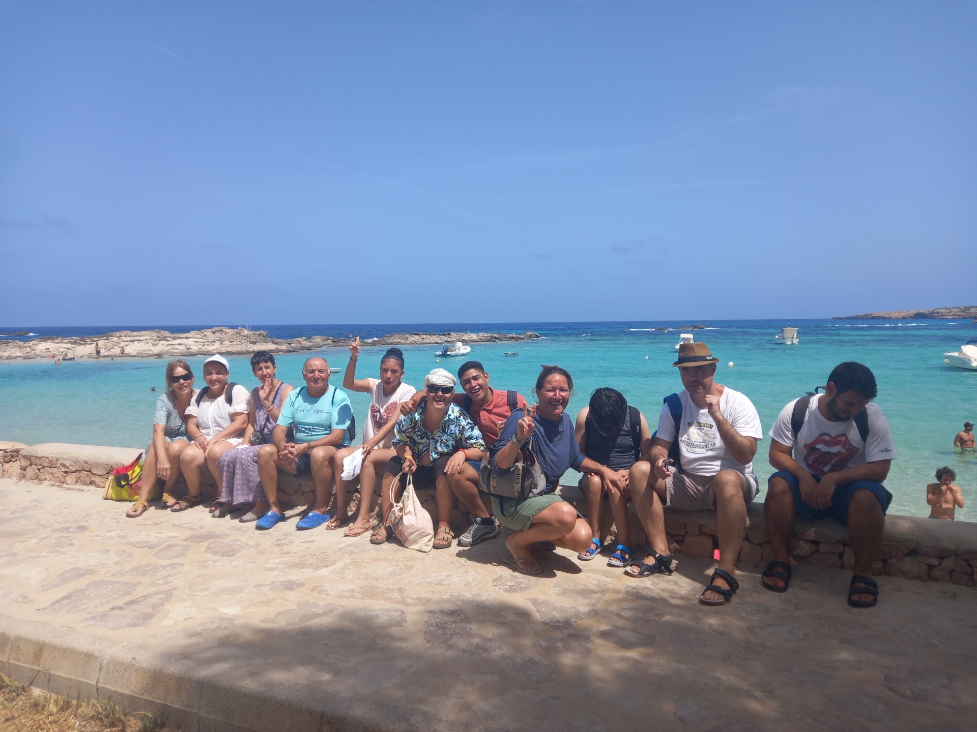 Los usuarios del área de diversidad funcional del Centro de Día de Formentera reparten más de 300 ceniceros reciclados por las playas Los usuarios del área de diversidad funcional del Centro de Día de Formentera reparten más de 300 ceniceros reciclados por las playas