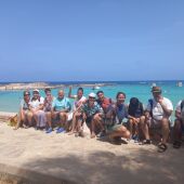 Los usuarios del área de diversidad funcional del Centro de Día de Formentera reparten más de 300 ceniceros reciclados por las playas 