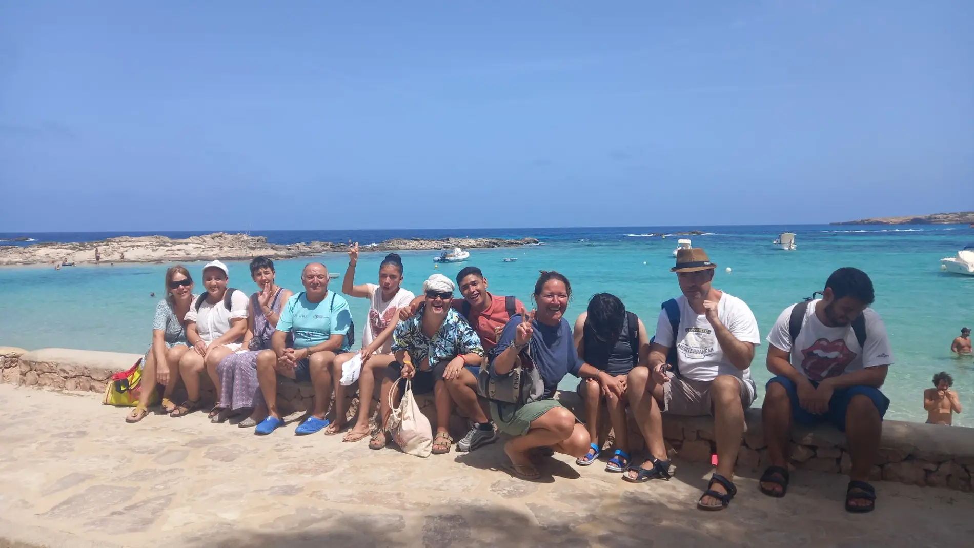 Los usuarios del área de diversidad funcional del Centro de Día de Formentera reparten más de 300 ceniceros reciclados por las playas 