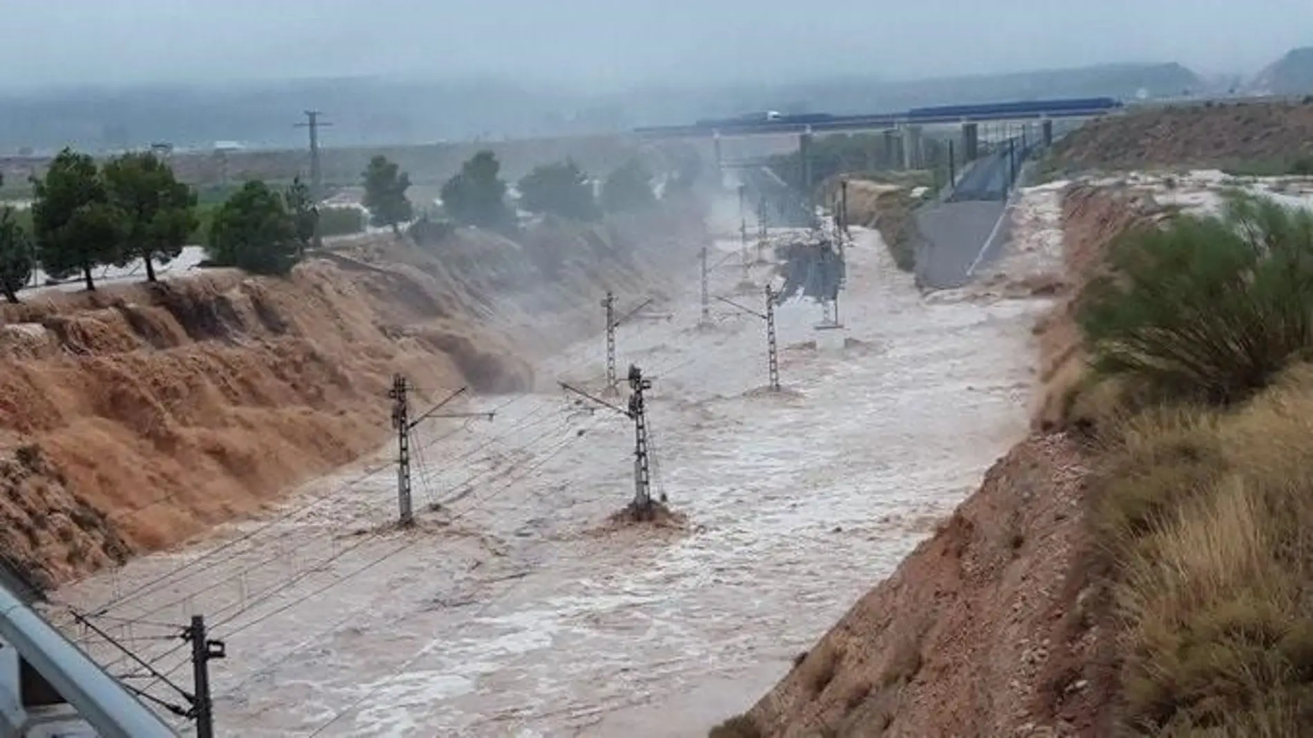 Inundaciones provocadas por la DANA en una vía ferroviaria 
