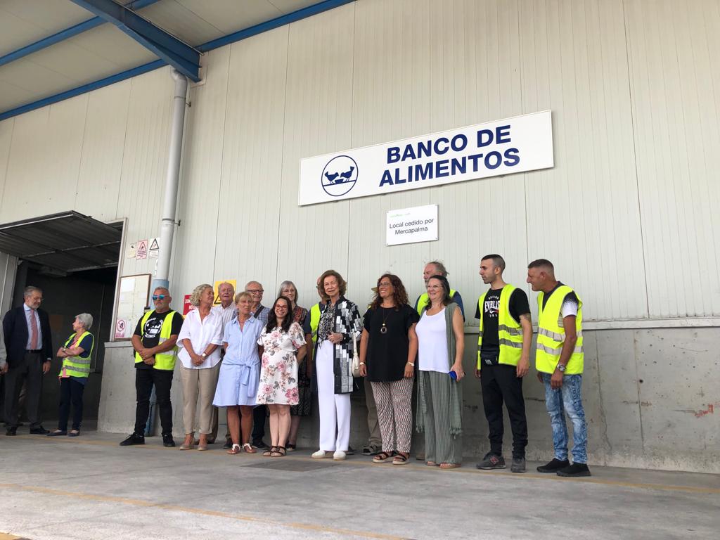 La reina Sofía visita el Banco de Alimentos de Mallorca junto a las autoridades de las islas La reina Sofía visita el Banco de Alimentos de Mallorca junto a las autoridades de las islas