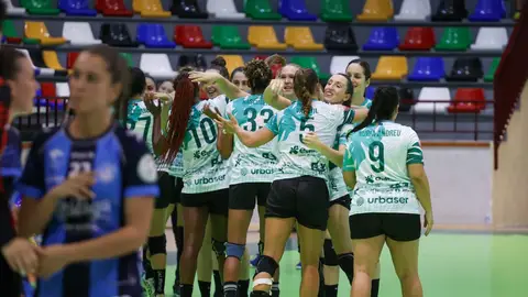 La plantilla del Atticgo Club Balonmano Elche celebra la victoria ante el Costa del Sol Málaga La plantilla del Atticgo Club Balonmano Elche celebra la victoria ante el Costa del Sol Málaga