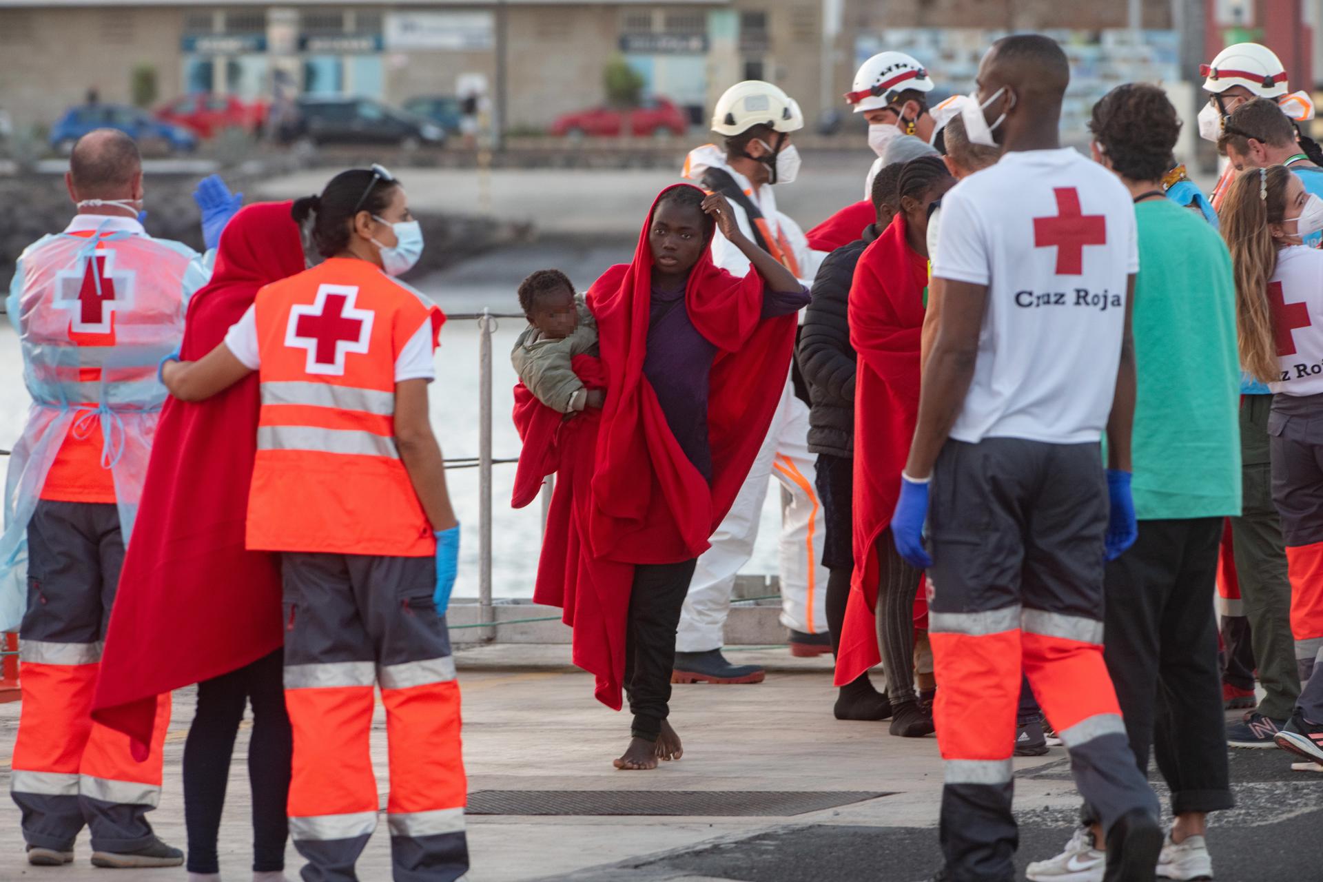 Trasladan a Fuerteventura a 78 migrantes que se amotinaron para evitar volver a Marruecos Trasladan a Fuerteventura a 78 migrantes que se amotinaron para evitar volver a Marruecos