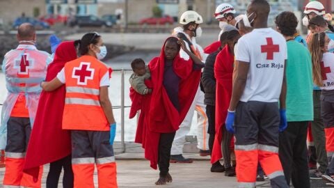 Momento en el que llegan a Puerto del Rosario, Fuerteventura, los 62 migrantes rescatados cerca de la costa de la isla