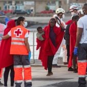 Momento en el que llegan a Puerto del Rosario, Fuerteventura, los 62 migrantes rescatados cerca de la costa de la isla