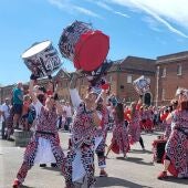 Batala Mundo en su actuación en Portsmouths (Inglaterra)