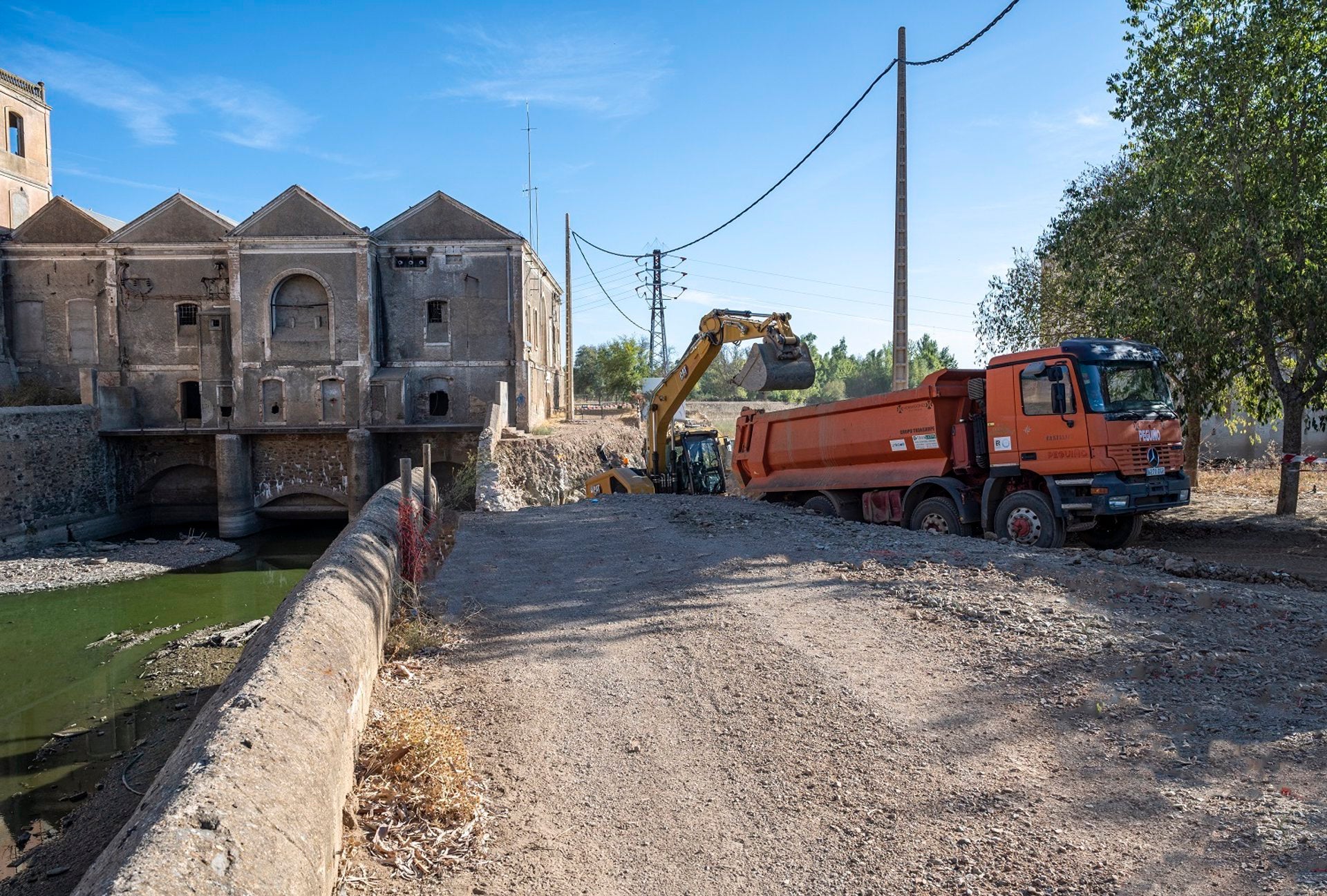 Los trabajos de mejora en el azud de la Pesquera inciden en la apertura del espacio de conexión con el Canal de los Ayala Los trabajos de mejora en el azud de la Pesquera inciden en la apertura del espacio de conexión con el Canal de los Ayala