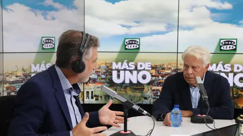 El expresidente del Gobierno, Felipe González, con Carlos Alsina en 'Más de uno'