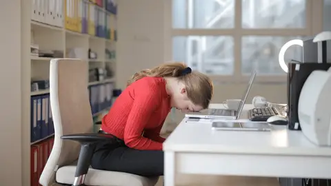 Mujer cansada de trabajar Mujer cansada de trabajar