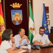 Instantes de la reunión con el alcalde José María Román, María José Batista y Fede Díaz