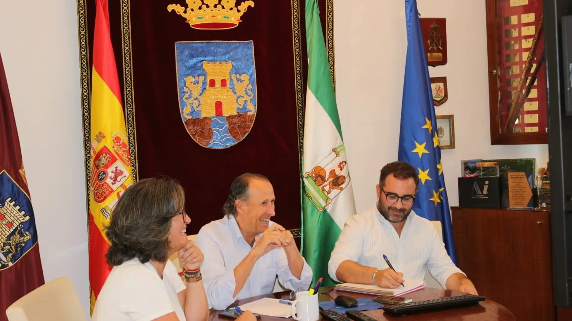 Instantes de la reunión con el alcalde José María Román, María José Batista y Fede Díaz