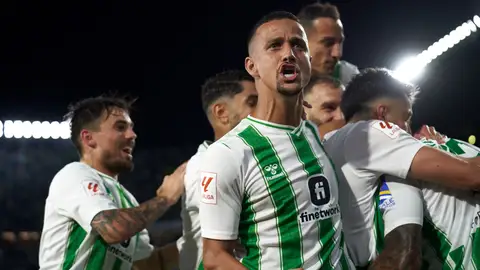 Luiz Felipe celebra con sus compañeros un gol del Betis. Luiz Felipe celebra con sus compañeros un gol del Betis.