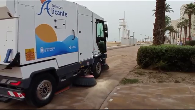 Las playas de Alicante ya están limpias tras el paso de la DANA y el temporal costero del domingo Las playas de Alicante ya están limpias tras el paso de la DANA y el temporal costero del domingo