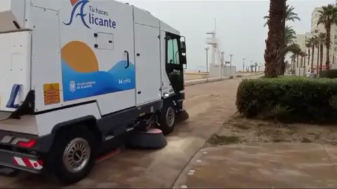 Las playas de Alicante ya están limpias tras el paso de la DANA y el temporal costero del domingo Las playas de Alicante ya están limpias tras el paso de la DANA y el temporal costero del domingo