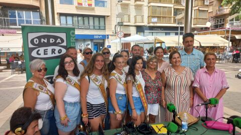 La alcaldesa de Santa Pola, miembros de la corporacion municipal y las reinas y damas de las fiestas con el equipo de Onda Cero Elche