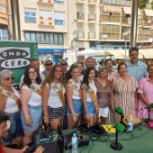 La alcaldesa de Santa Pola, miembros de la corporacion municipal y las reinas y damas de las fiestas con el equipo de Onda Cero Elche