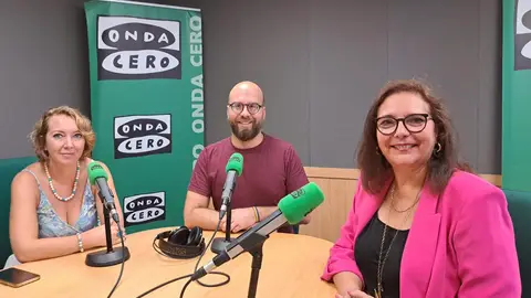 La consellera de salud, Manuela García, junto a los periodistas de Onda Cero Martí Rodríguez y Elka Dimitrova La consellera de salud, Manuela García, junto a los periodistas de Onda Cero Martí Rodríguez y Elka Dimitrova