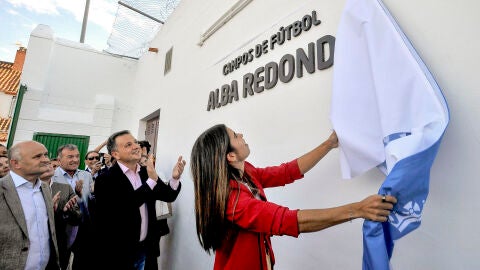 Alba Redondo descubre el r&oacute;tulo que da su nombre a los campos municipales en Albacete