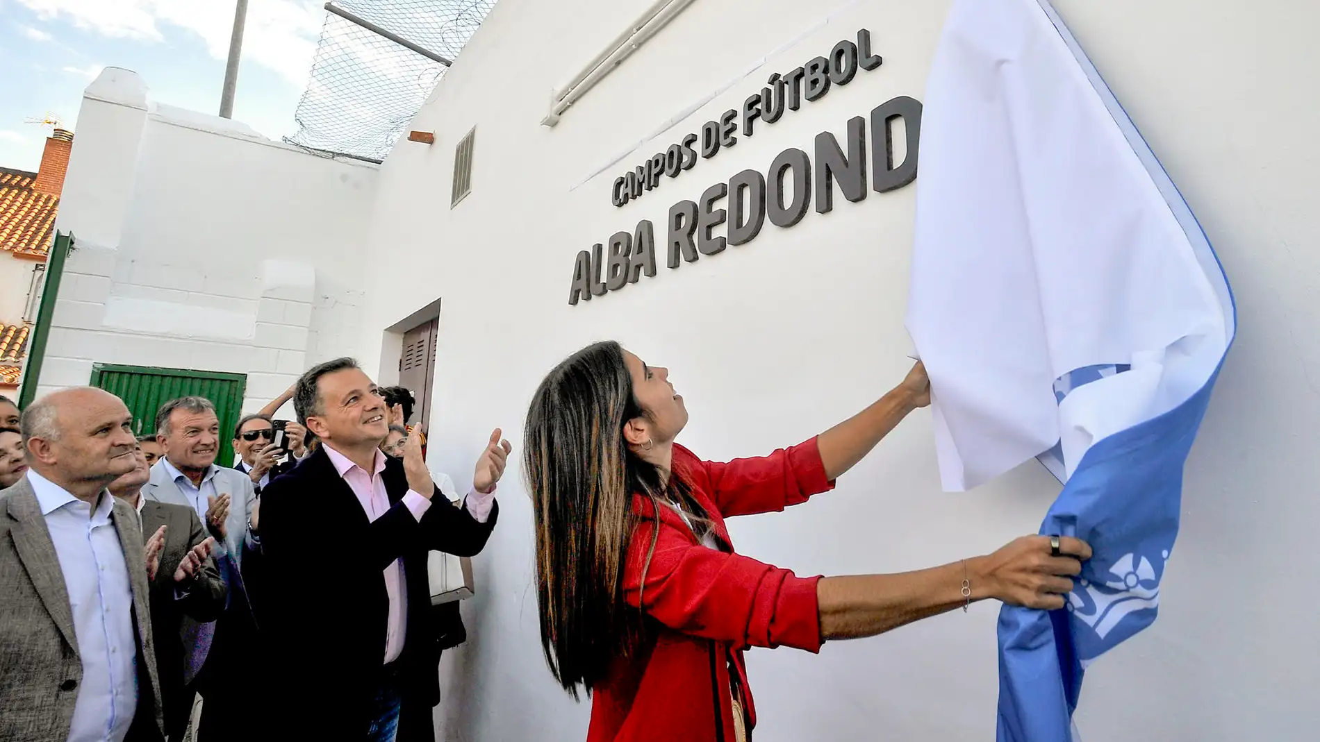 Alba Redondo descubre el rótulo que da su nombre a los campos municipales en Albacete