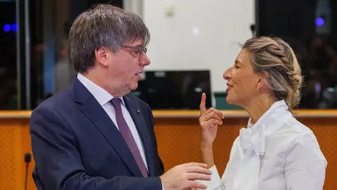 Carles Puigdemont y la vicepresidenta y líder de Sumar, Yolanda Díaz, conversan tras su reunión este lunes en Bruselas con el objetivo de recabar el eventual apoyo de JxCat a la investidura de Pedro Sánchez. Carles Puigdemont y la vicepresidenta y líder de Sumar, Yolanda Díaz, conversan tras su reunión este lunes en Bruselas con el objetivo de recabar el eventual apoyo de JxCat a la investidura de Pedro Sánchez.