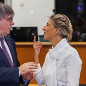Carles Puigdemont y la vicepresidenta y líder de Sumar, Yolanda Díaz, conversan tras su reunión este lunes en Bruselas con el objetivo de recabar el eventual apoyo de JxCat a la investidura de Pedro Sánchez. Carles Puigdemont y la vicepresidenta y líder de Sumar, Yolanda Díaz, conversan tras su reunión este lunes en Bruselas con el objetivo de recabar el eventual apoyo de JxCat a la investidura de Pedro Sánchez.