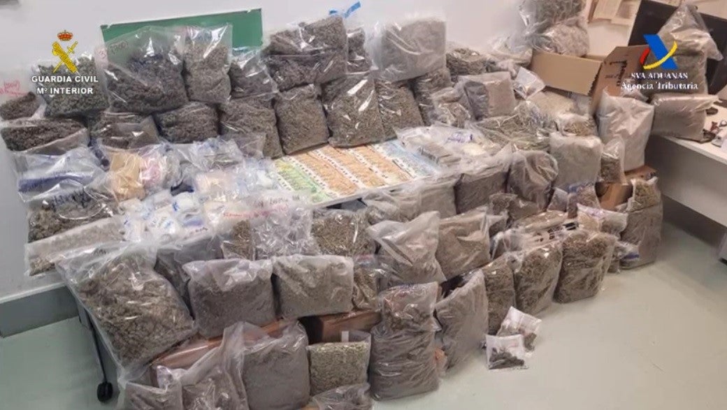 Intervienen 49 kilos de marihuana y 5 de hachís en un domicilio de Santa Eulària Intervienen 49 kilos de marihuana y 5 de hachís en un domicilio de Santa Eulària