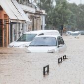 Varios coches atrapados en las calles afectadas por las inundaciones en Grecia