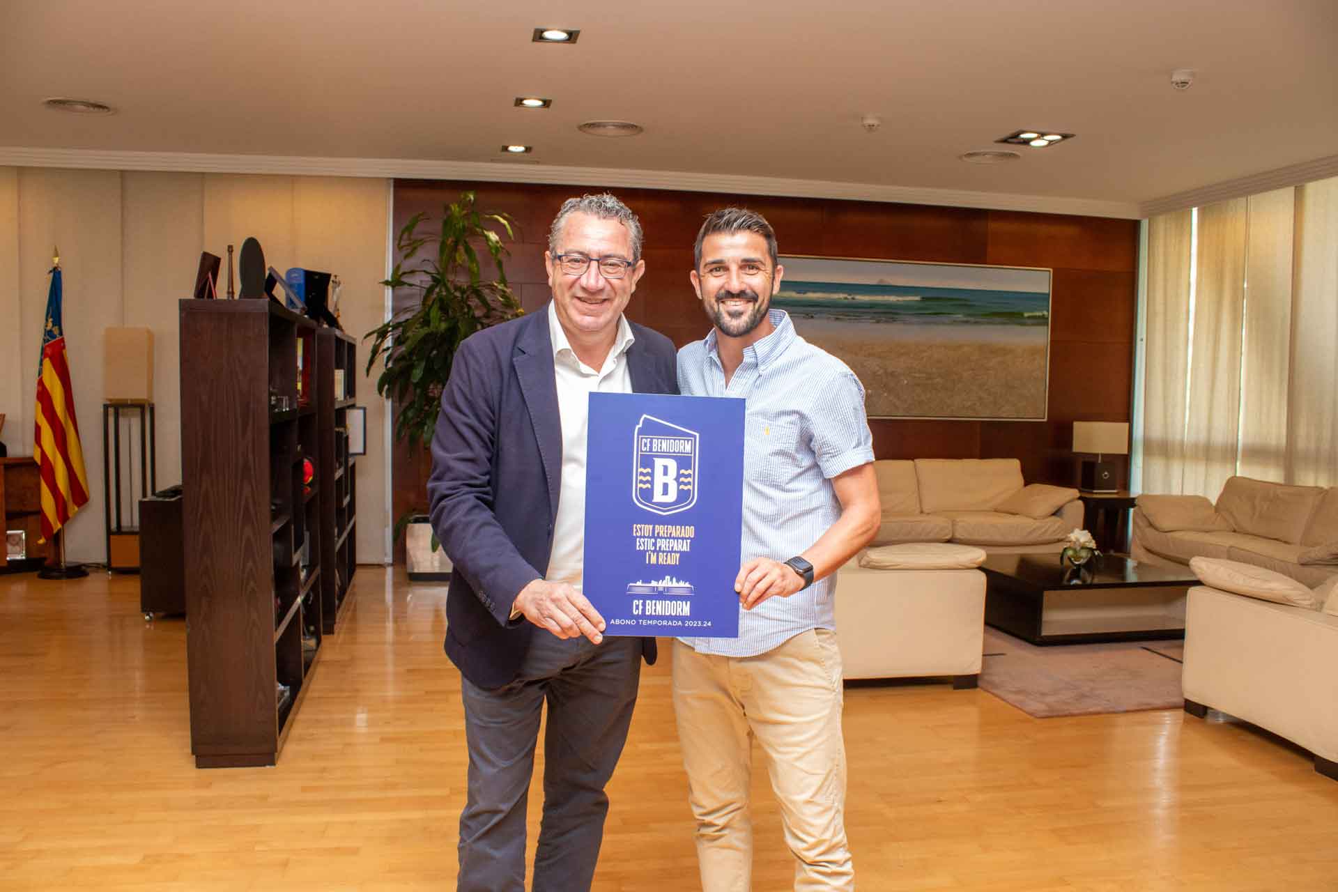 David Villa entrega su abono del CF Benidorm a Toni Pérez David Villa entrega su abono del CF Benidorm a Toni Pérez