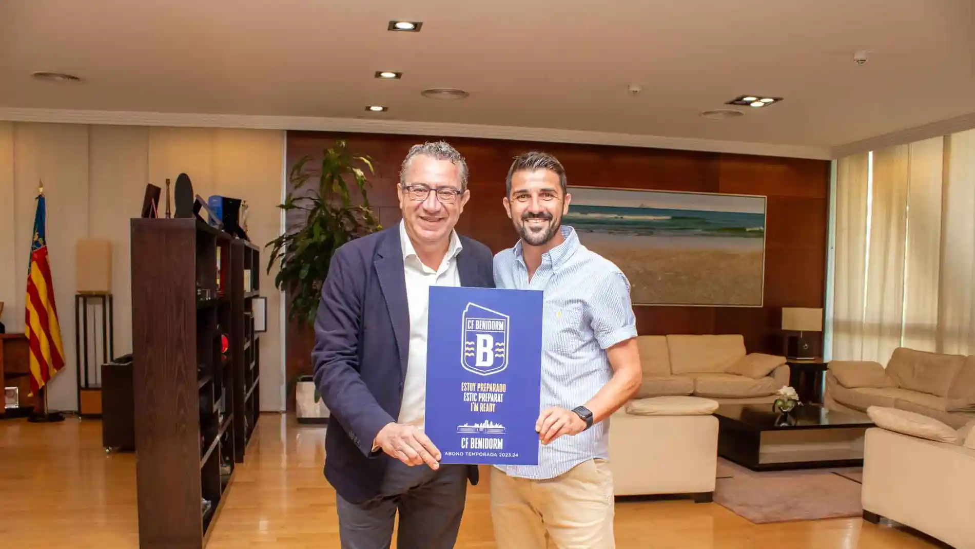 David Villa entrega su abono del CF Benidorm a Toni Pérez