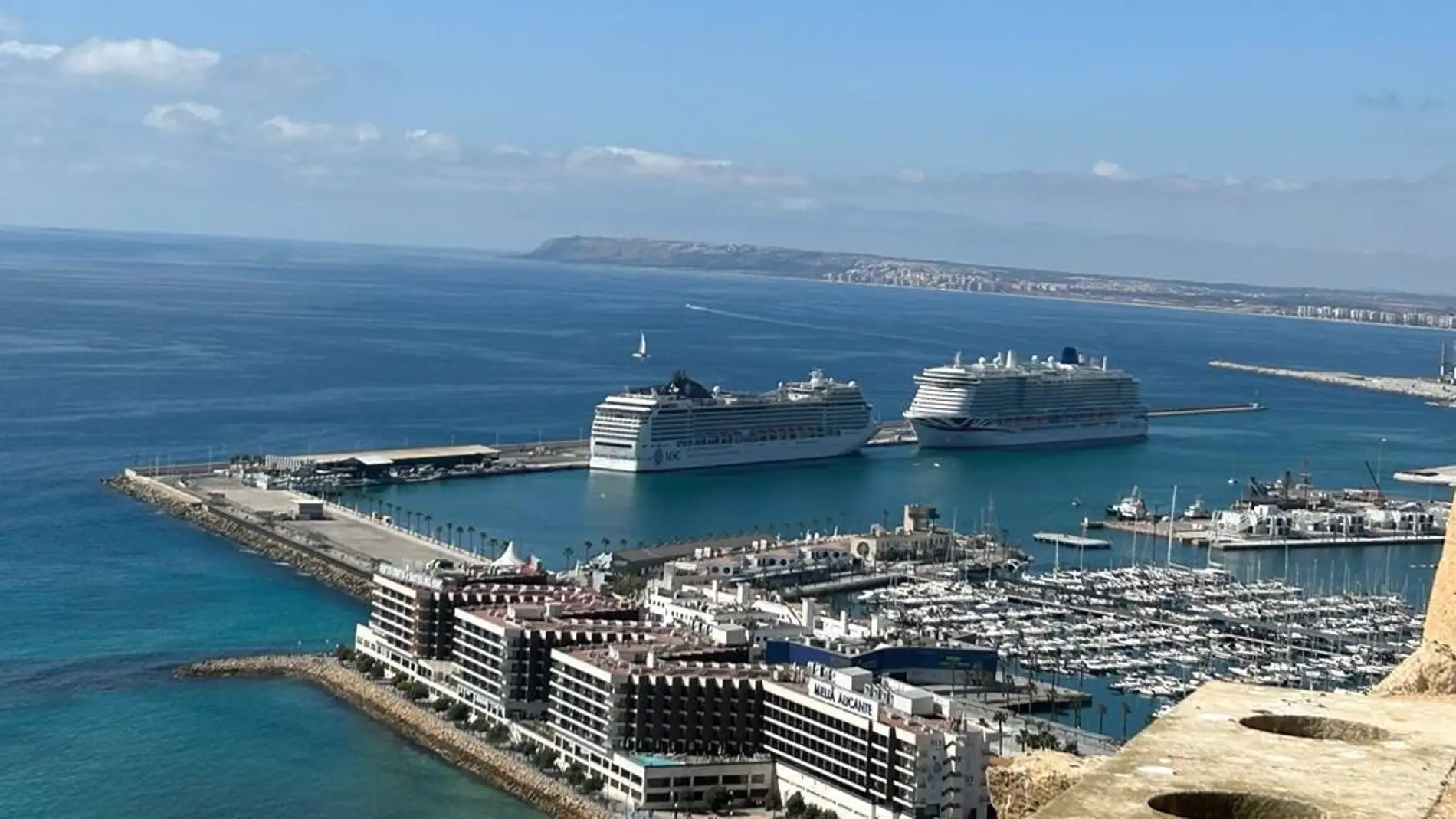 Los cruceros atracan en el Puerto de Alicante 