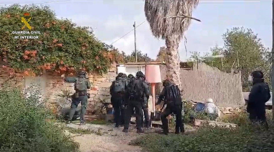 Detenida la pareja que atracó violentamente a dos turistas alemanes en Cala de Bou Detenida la pareja que atracó violentamente a dos turistas alemanes en Cala de Bou
