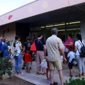 Alumnes i pares a l'escola Consol Ferré d'Amposta