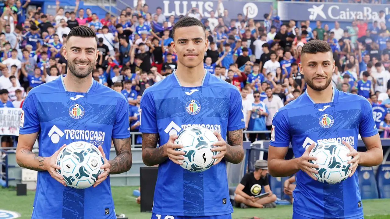Greenwood posa en su presentación con el Getafe junto a Diego Rico y Óscar Rodríguez Greenwood posa en su presentación con el Getafe junto a Diego Rico y Óscar Rodríguez