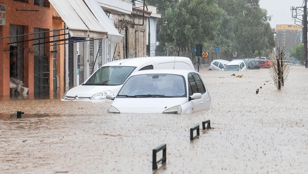 Coches en las calles inundadas en la región de Magnesia, en Grecia/ EFE/EPA/HATZIPOLITIS NICOLAOS