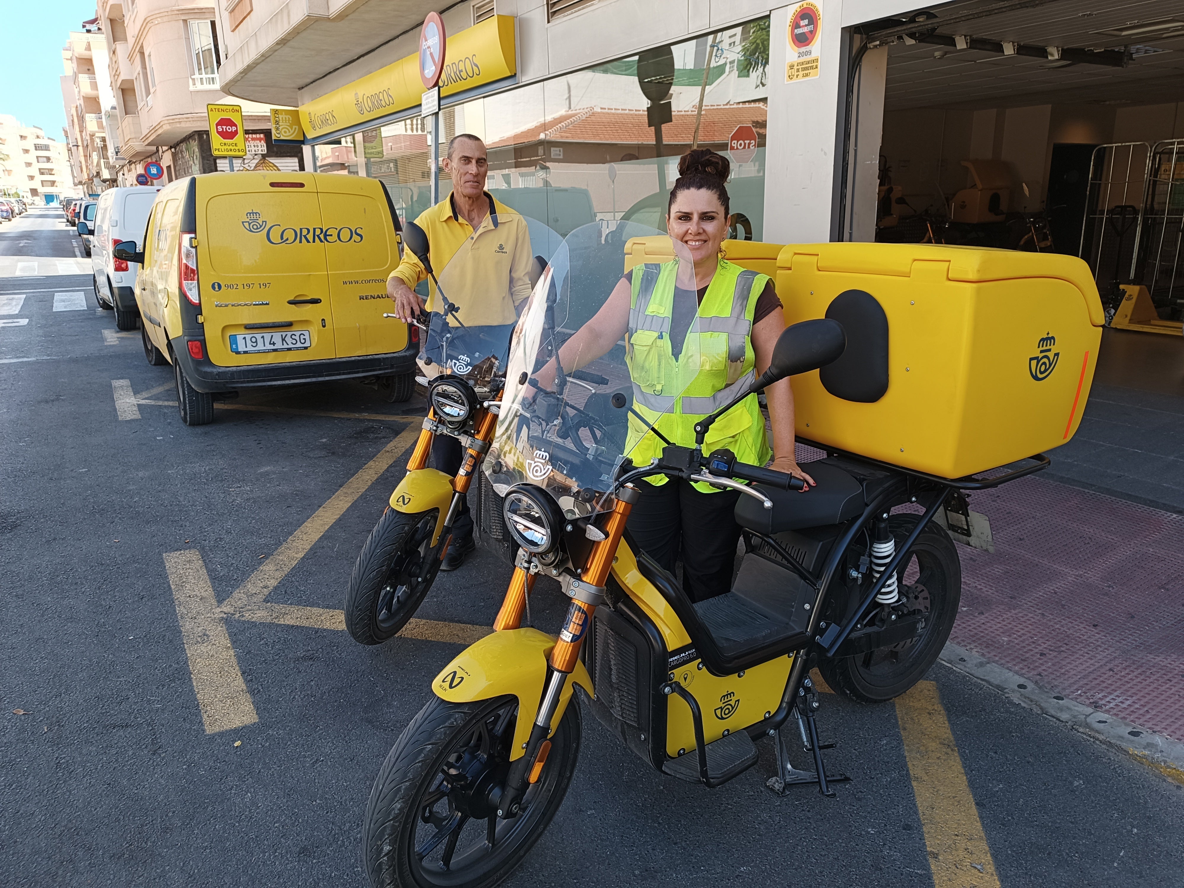 Correos amplía en Torrevieja su flota de reparto ecológica con nuevas motos eléctricas Correos amplía en Torrevieja su flota de reparto ecológica con nuevas motos eléctricas