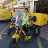 Correos amplía en Torrevieja su flota de reparto ecológica con nuevas motos eléctricas 