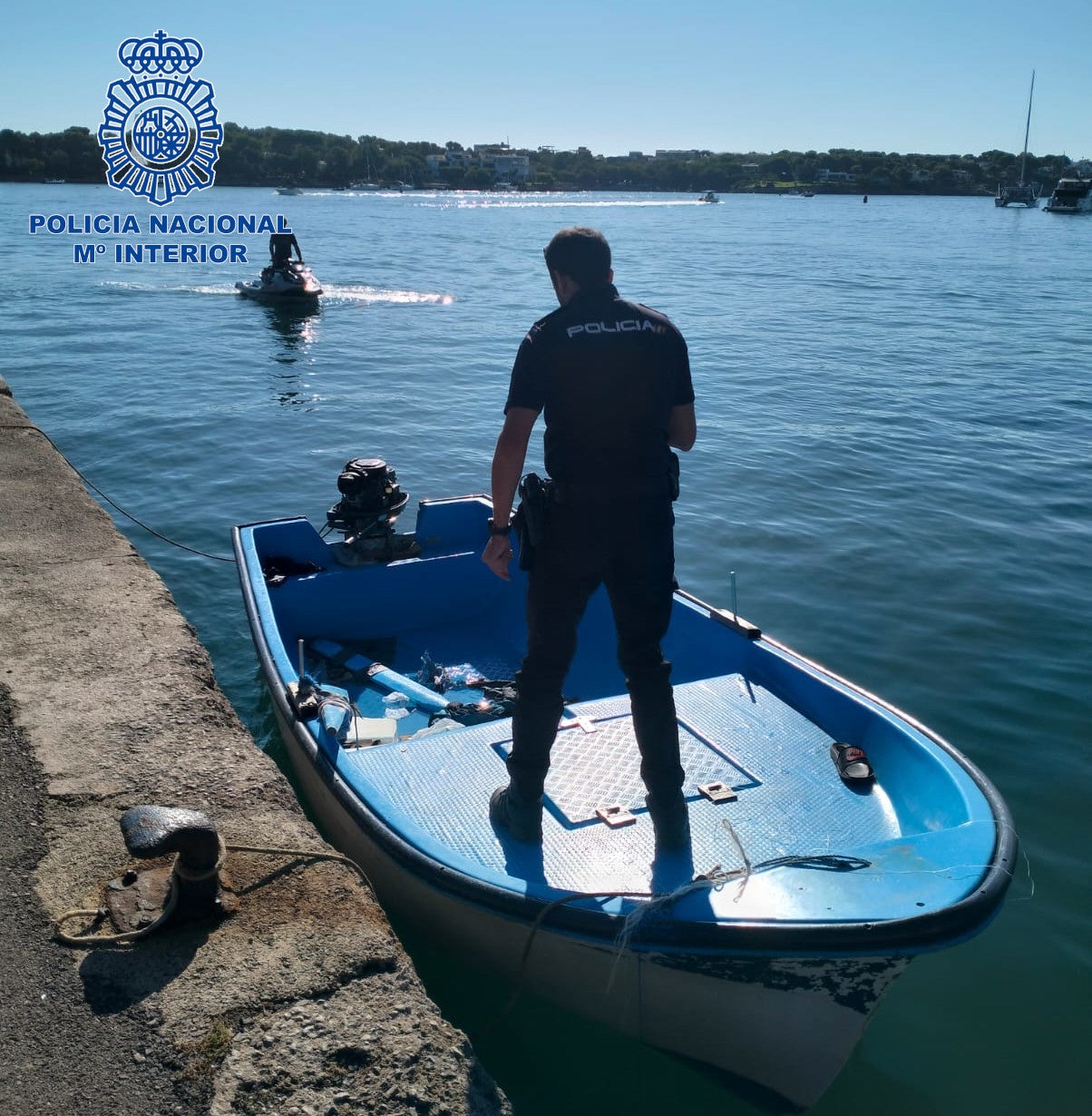 Detenidos tres menores acusados de patronear una patera hasta Mallorca en la que falleció un hombre Detenidos tres menores acusados de patronear una patera hasta Mallorca en la que falleció un hombre