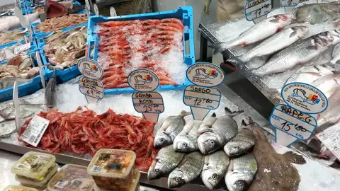 Vuelve el pescado de la lonja al Mercado Municipal de la Vila Joiosa tras la DANA Vuelve el pescado de la lonja al Mercado Municipal de la Vila Joiosa tras la DANA