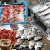 Vuelve el pescado de la lonja al Mercado Municipal de la Vila Joiosa tras la DANA