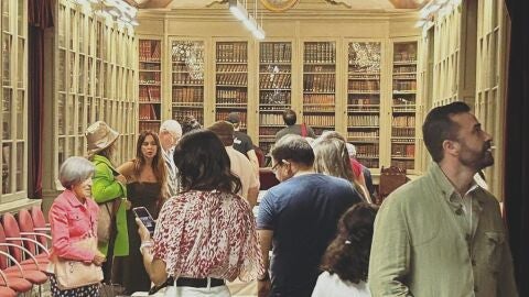 P&uacute;blico en la biblioteca de la RSEEAP en la pasada Noche en Blanco