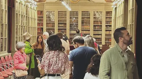 Público en la biblioteca de la RSEEAP en la pasada Noche en Blanco Público en la biblioteca de la RSEEAP en la pasada Noche en Blanco