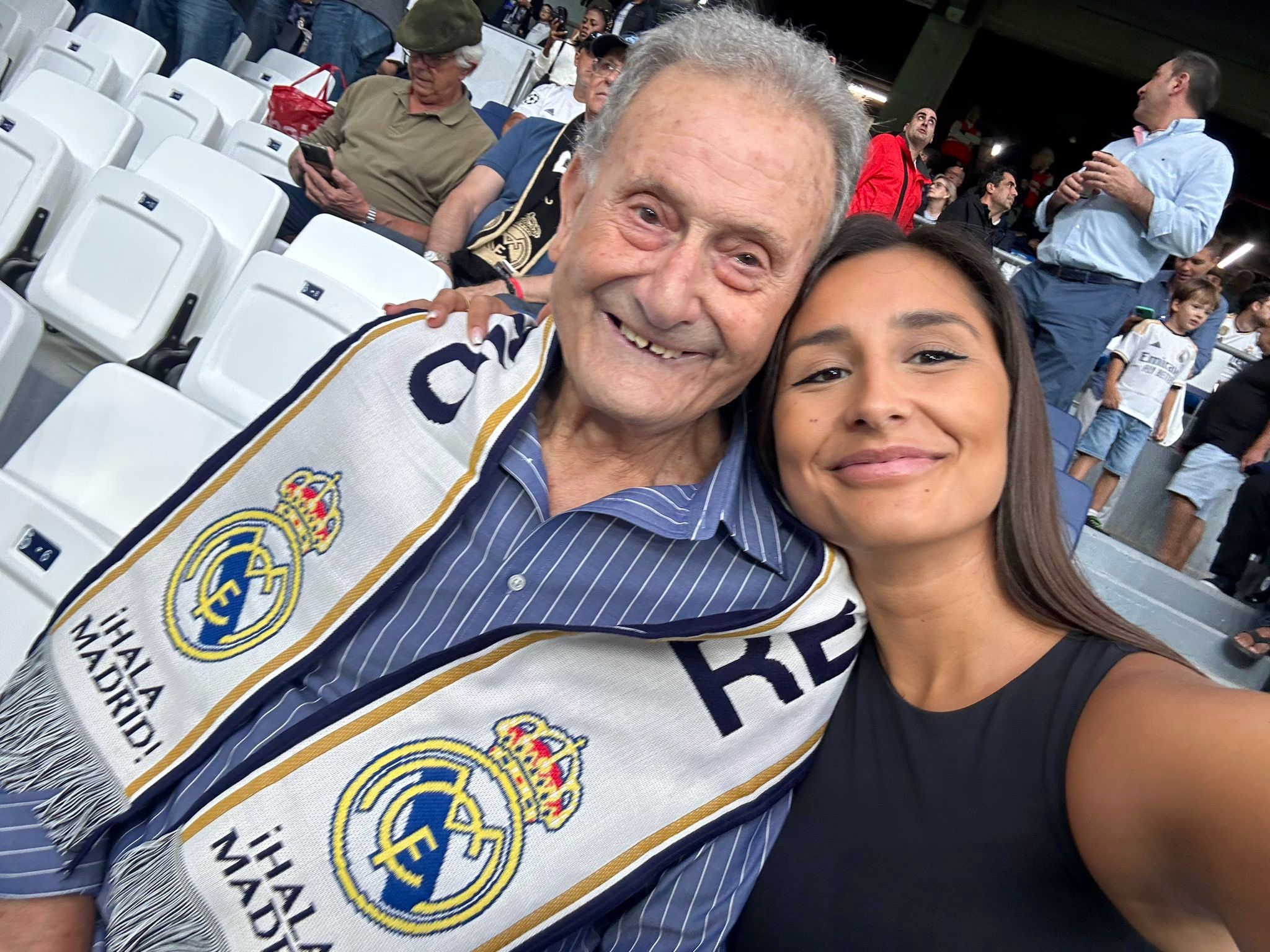 Miguel, el abuelo que conoció por sorpresa el Bernabéu a sus 85 años: "Me eché a llorar" Miguel, el abuelo que conoció por sorpresa el Bernabéu a sus 85 años: "Me eché a llorar"