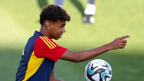 Lamine Yamal durante un entrenamiento con España Lamine Yamal durante un entrenamiento con España