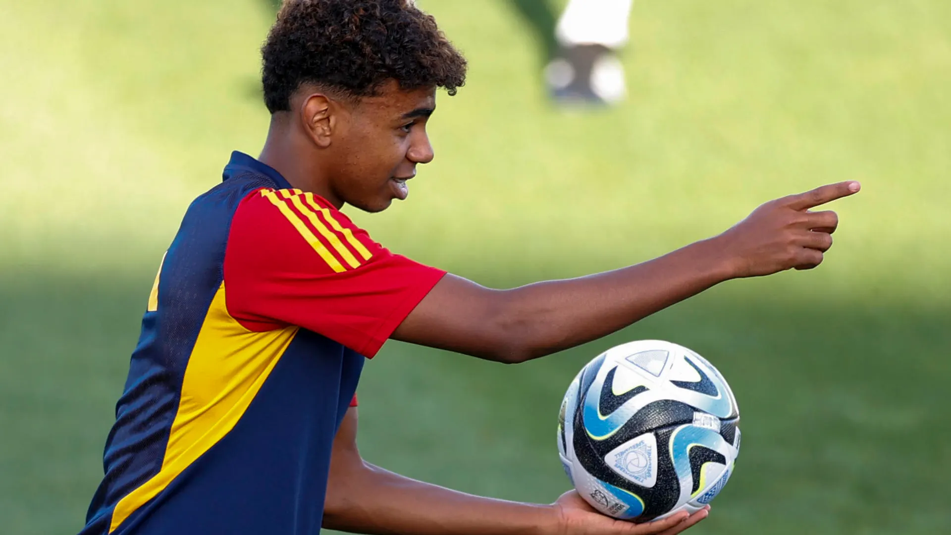 Lamine Yamal durante un entrenamiento con España Lamine Yamal durante un entrenamiento con España