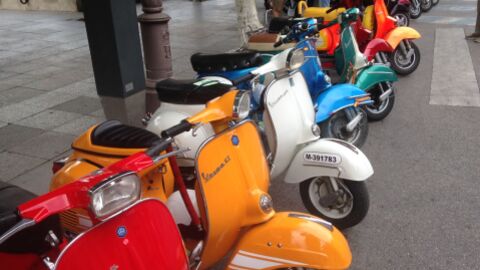 Concentraci&oacute;n de vespas en la Plaza de Cervantes de Alcal&aacute; de Henares