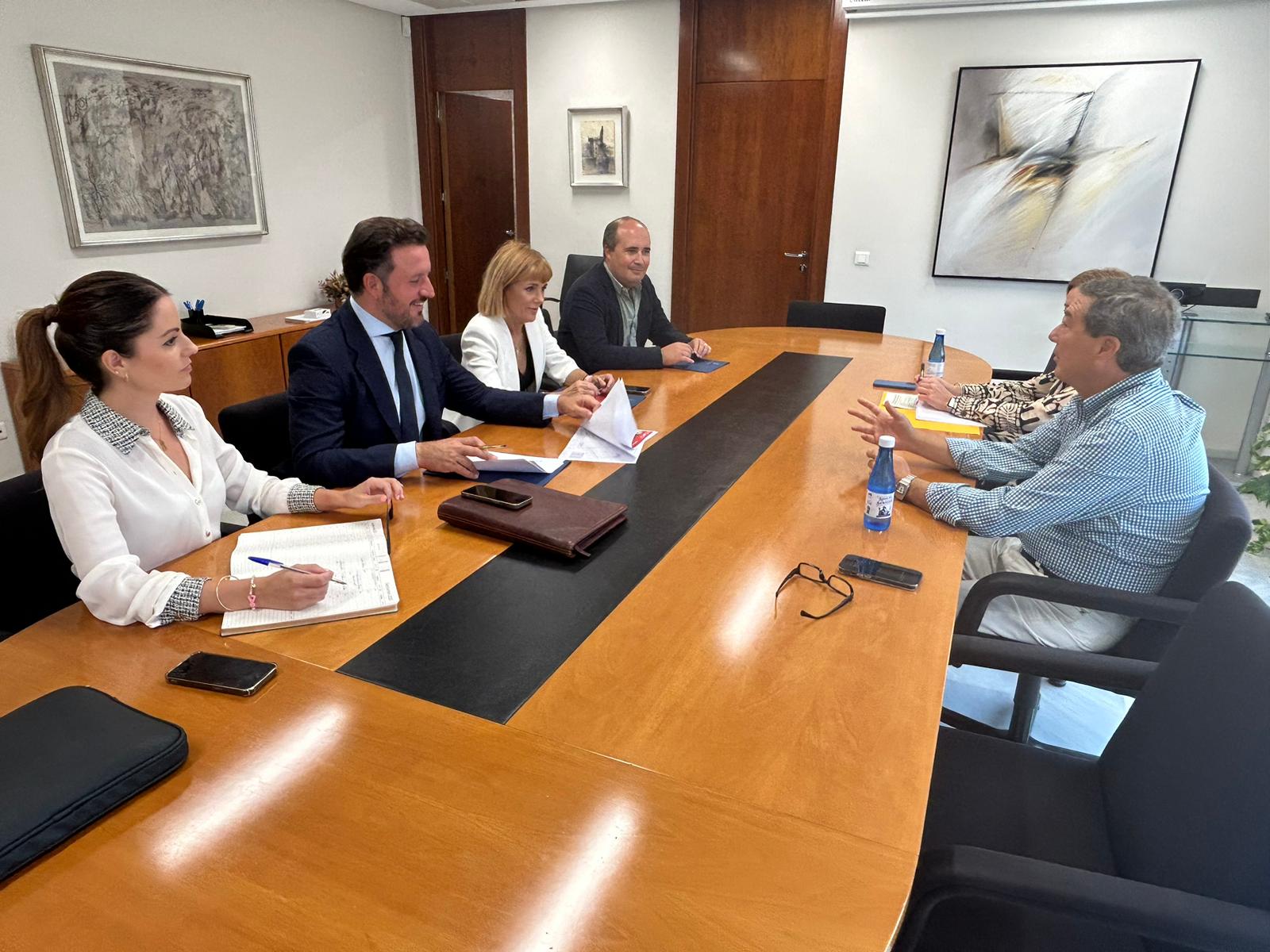 Sanidad se compromete con el alcalde de Elche a valorar la creación de un centro de salud en Torrellano y la figura de enfermera escolar este mandato Sanidad se compromete con el alcalde de Elche a valorar la creación de un centro de salud en Torrellano y la figura de enfermera escolar este mandato