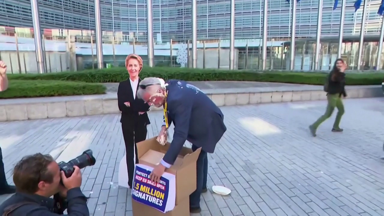 Activistas ambientales lanzan varias tartas de nata a la cara del director de Ryanair Activistas ambientales lanzan varias tartas de nata a la cara del director de Ryanair